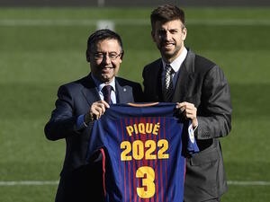 بيكيه وجوسيب ماريا بارتوميو رئيس برشلونة