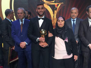 غلام رفقة والدته بعد تسلمه الجائزة