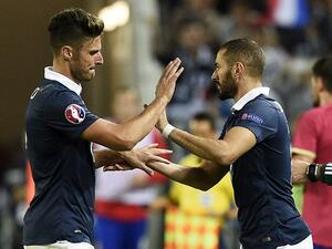 France's forward Olivier Giroud (L) leaves the pitch next to France's forward Karim Benzema during the Euro 2016 friendly football match France vs Serbia at the Matmut Atlantique stadium in Bordeaux on September 7, 2015. AFP PHOTO/ FRANCK FIFE
FRANCK FIFE / AFP