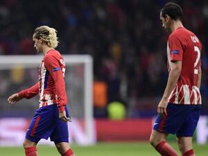 دييغو غودين (يمين) وأنتوان غريزمان يغادران أرضية ملعب واندا ميتروبوليتانو وخيبة الأمل بادية عليهما بعد نهاية المباراة