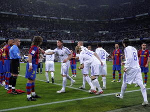 صورة أرشيفية لممر شرفي للاعبي برشلونة