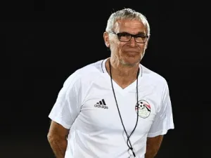 Egypt's Argentinian coach Hector Raul Cuper looks on during a training session in Port-Gentil on January 14, 2017, during the 2017 Africa Cup of Nations football tournament in Gabon.
Justin TALLIS / AFP