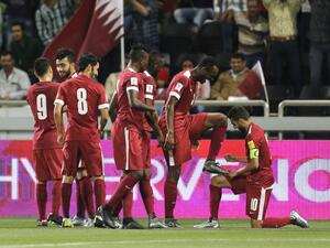لاعبو قطر يحتفلون بهدف الهيدوس