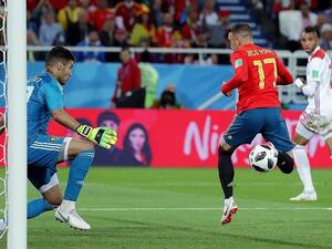 إياغو آسباس (يمين) يسجل هدف تعادل إسبانيا في شباك المحمدي