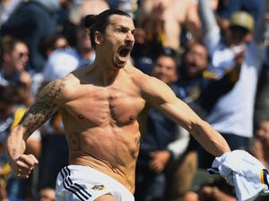 إبراهيموفيتش يحتفل بهدفه الأسطوري