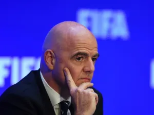 FIFA President Gianni Infantino gestures as he address a press conference following the FIFA Council meeting in Kolkata on October 27, 2017.
Dibyangshu SARKAR / AFP
