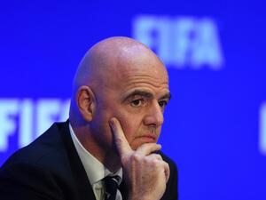 FIFA President Gianni Infantino gestures as he address a press conference following the FIFA Council meeting in Kolkata on October 27, 2017.
Dibyangshu SARKAR / AFP