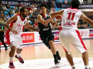 Joji Takeuchi (M) of Japan is challenged by Oshin Sahakian (R) and Hamed Haddadi of Iran during their FIBA Asia Basketball championship match in Changsha, China's Hunan province on September 23, 2015. CHINA OUT AFP PHOTO
STR / AFP