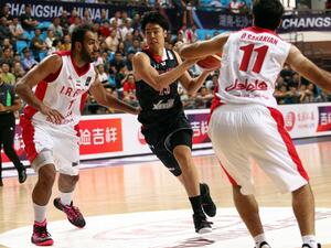 Joji Takeuchi (M) of Japan is challenged by Oshin Sahakian (R) and Hamed Haddadi of Iran during their FIBA Asia Basketball championship match in Changsha, China's Hunan province on September 23, 2015. CHINA OUT AFP PHOTO
STR / AFP