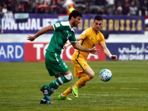 Iraq's defender Rebin Sulaka (L) is marked by Australia's forward Tomi Juric (R) during the FIFA World Cup 2018 qualifier between Iraq and Australia at Shahid Dastgerdi Stadium in the Iranian capital Tehran on March 23, 2017.
STR / afp