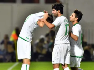 Iraq's defender Ali Faez (L) celebrates with his teammates after scoring a goal against Qatar during their 2017 Gulf Cup of Nations group match at Al Kuwait Sports Club Stadium in Kuwait City on December 26, 2017.
GIUSEPPE CACACE / AFP