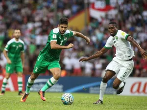 Omar Ibrahim Othman of Saudi Arabia (R) fights for the ball with Mohanad Abdulraheem Karrar of Iraq (L) during the 2018 World Cup qualifying football match between Iraq and Saudi Arabia in Shah Alam on September 6, 2016.
KAMARUL AKHIR / AFP