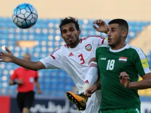 Iraq's Aymen Hussein (R) and UAE's Walid Abbas vie for the ball during the FIFA World Cup 2018 qualification football match between the UAE and Iraq at the Amman international stadium in Amman on September 5, 2017.
KHALIL MAZRAAWI / AFP