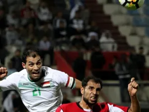 Iraq's Saad Abdul-Amir (L) vies for the ball with Yemen's Mohammad Fuad during the 2017 Gulf Cup of Nations football match between Iraq and Yemen at the Kuwait Stadium in Kuwait City on December 29, 2017.
Yasser Al-Zayyat / AFP