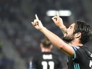 إيسكو نجم المباراة يحتفل بهدفه