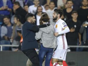 اندفعت جماهير الفريق المحلي صوب إيسكو بعد نهاية المباراة