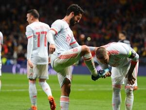 إيسكو (يسار) يتألق ويقود إسبانيا لفوز كاسح على الأرجنتين