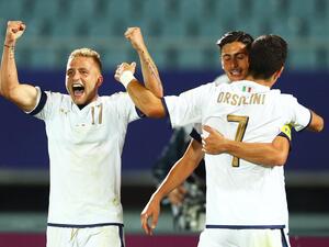 أورسوليني (رقم 7) يتلقى التهنئة بهدفه