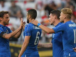 لاعبو إيطاليا يحتفلون بالهدف الأول