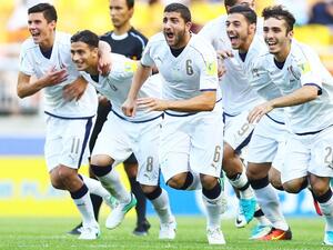 لاعبو إيطاليا يحتفلون بالفوز