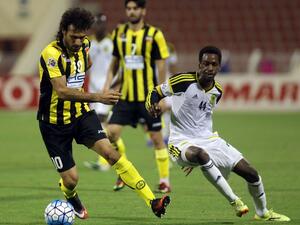 Saudi's Al-Ittihad club player Mukhtar Fallatah (R) fights for the ball against Abdollah Karami of Iran's Sepahan club during their Asian Champions League group A football match at the Sultan Qabous stadium in Muscat on May 4, 2016.
MOHAMMED MAHJOUB / AFP