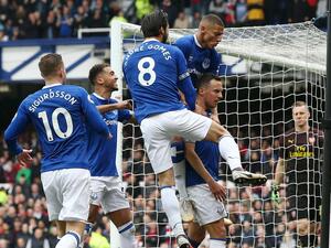 لاعبو إيفرتون يحتفلون بهدف جاغييلكا