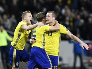 يوهانسون (يمين) يحتفل بهدفه