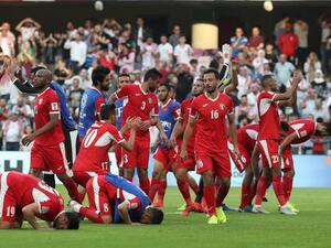  Anas Bani Yaseen's first-half header helped Jordan to a 1-0 upset over Australia in the opening match of Group B at the Asian Cup. 
