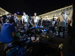 Juventus supporters look for personal belongings at Piazza San Carlo after a panic movement in the fanzone where thousands of Juventus fans were watching the UEFA Champions League Final football match between Juventus and Real Madrid on a giant screen, on June 3, 2017in Turin.
MASSIMO PINCA / AFP