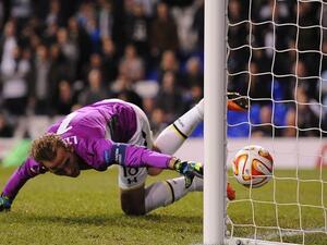 صورة لكاين وهو يحاول التصدي لكرة الهدف