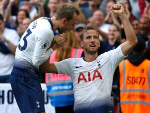 كاين (يمين) يحتفل بهدفه الجميل