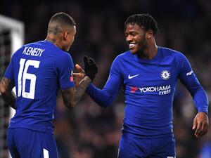 باتشواي (يمين) يتلقى التهنئة بهدفه من زميله كينيدي صانع الهدف