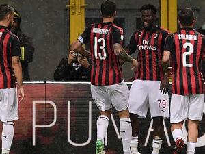 لاعبو ميلان يحتفلون بهدف كيسي (الثاني من اليمين)