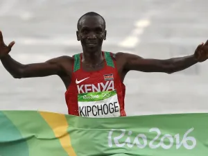 Kenya's Eliud Kipchoge crosses the finish line to win the Men's Marathon athletics event of the Rio 2016 Olympic Games at the Sambodromo in Rio de Janeiro on August 21, 2016. 
Adrian DENNIS / AFP