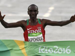 Kenya's Eliud Kipchoge crosses the finish line to win the Men's Marathon athletics event of the Rio 2016 Olympic Games at the Sambodromo in Rio de Janeiro on August 21, 2016. 
Adrian DENNIS / AFP
