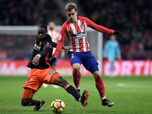 صراع على الكرة بين أنتوان غريزمان (يمين) مهاجم أتلتيكو وجيوفري كوندوغبيا لاعب وسط فالنسيا
