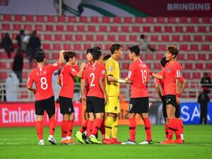  South Korea survived a scare against Bahrain to reach the last eight of the Asian Cup, thanks to Kim Jin-su's winner in extra time. 