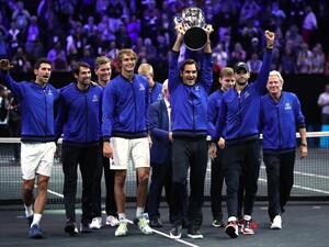 فيدرر يرفع كأس لافر