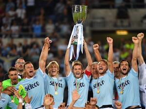 لاعبو لاتسيو يحتفلون بالفوز