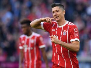 ليفاندوفسكي يحتفل بهدفه