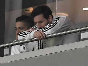 ميسي يتابع المباراة من المدرجات