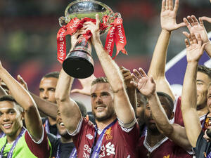 جوردان هندرسون يرفع كأس البطولة