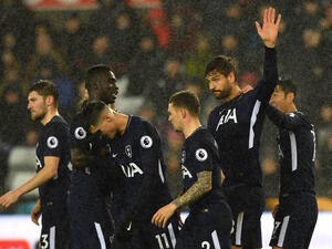 لاعبو توتنهام يحتفلون بهدف يورينتي (الثاني من اليمين)