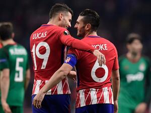 لوكاس هيرنانديز (يسار) يهنىء كوكي بهدفه