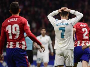كريستيانو رونالدو (يمين) يتحسر على ضياع أحد الفرص