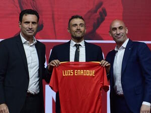 إنريكي (وسط) خلال تقديمه الرسمي مدرباً لمنتخب إسبانيا رفقة لويس روبياليس (يمين) وخوسيه فرانشيسكو مولينا