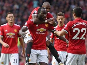 لوكاكو (وسط) يسجل في فريقه السابق