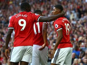 لاعبو يونايتد يحتفلون بهدف راشفورد (يمين)