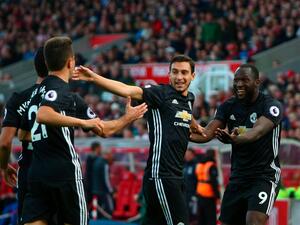 لاعبو يونايتد يحتفلون بهدف لوكاكو (يمين)