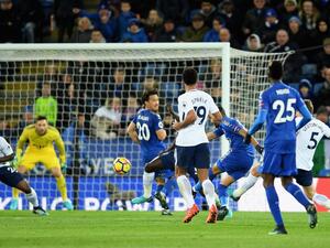 محرز (وسط) يسدد مسجلاً هدف ليستر الثاني